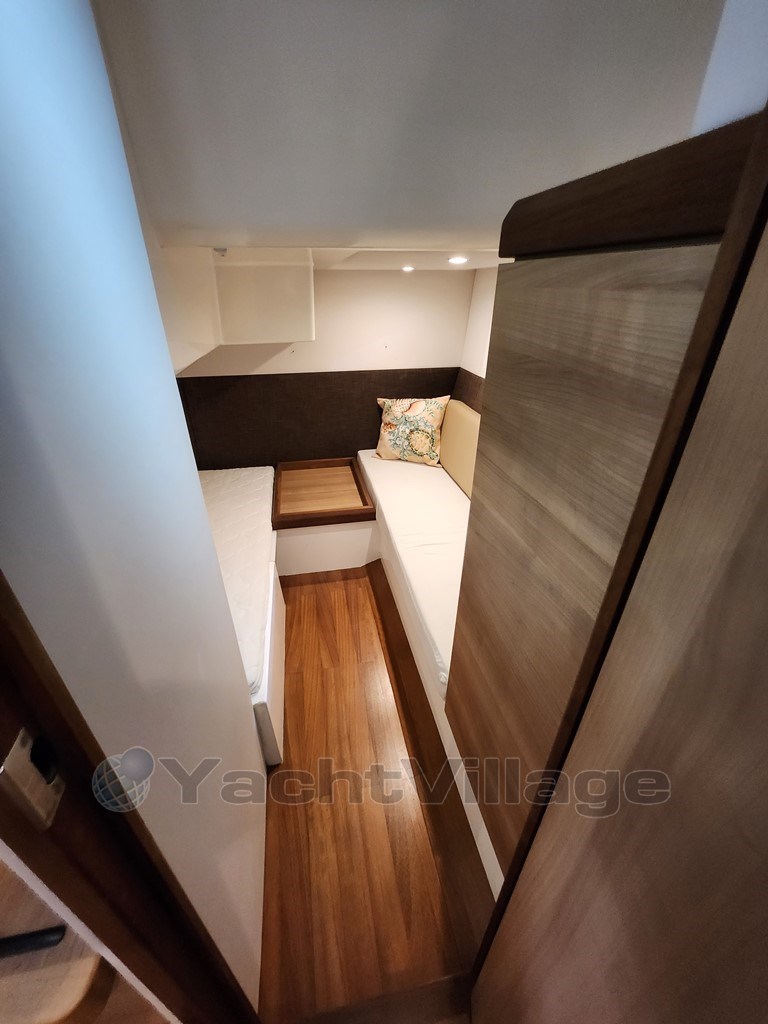 Sealine SC 35 Ingresso della cabina ospiti doppia di poppa con divanetto