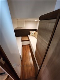 Sealine SC 35 Ingresso della cabina ospiti doppia di poppa con divanetto