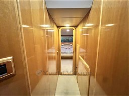 Piantoni 63 Corridoio verso cabina armatoriale a centro barca 