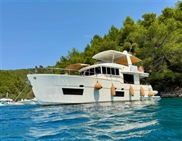 Cantieri Estensi 535 Maine in rada
