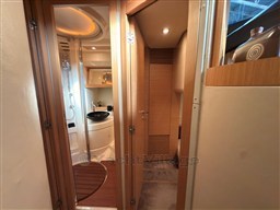 AZIMUT 43 FLY  Ingresso bagno e cabina ospiti