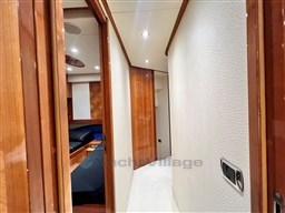 Aicon 56 S Corridoio notte in uscita verso  poppa