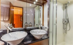 Sunseekr 82 master bathroom