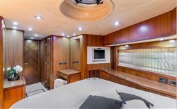 Sunseekr 82 vip cabin detail