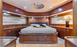 Sunseekr 82 vip cabin