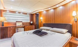 Sunseekr 82 master cabin