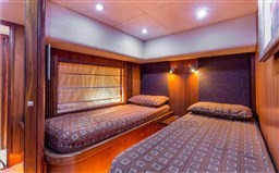 Sunseekr 82 twin cabin