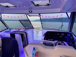 Aquila 36 Sport helm station