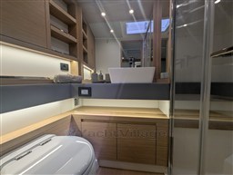 Pardo GT52 owner's bathroom