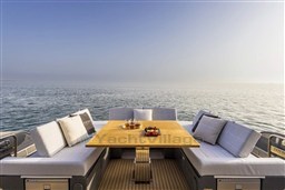 Pardo GT52 cockpit dinette