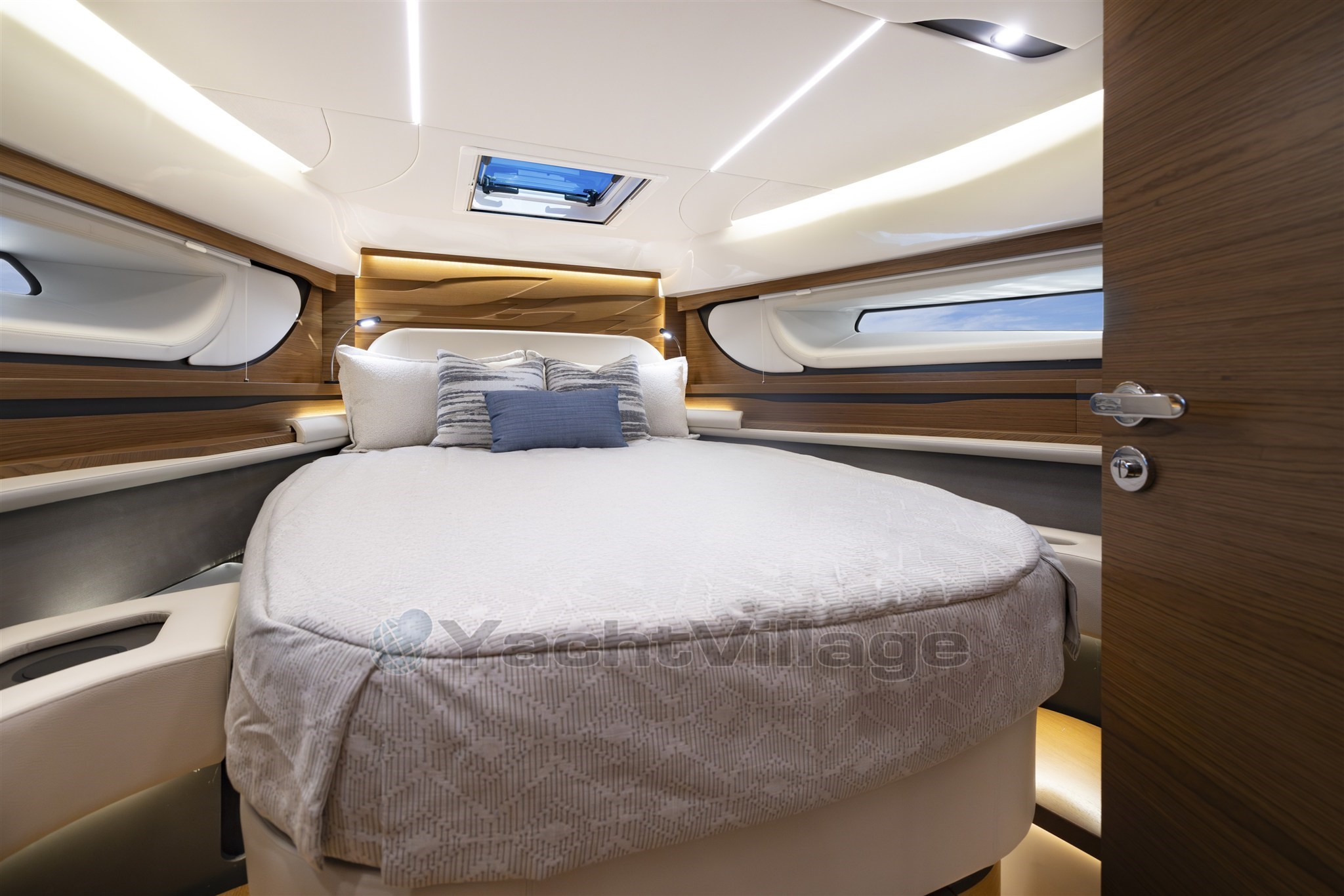 Tiara 39LE master cabin
