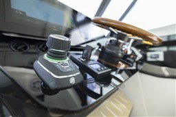 Tiara 39LE helm detail