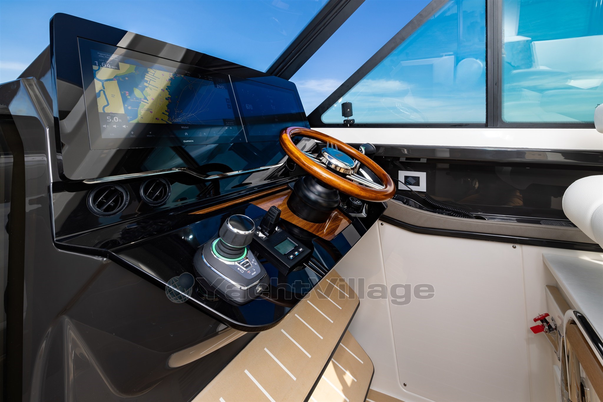 Tiara 39LE helm station