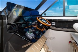 Tiara 39LE helm station