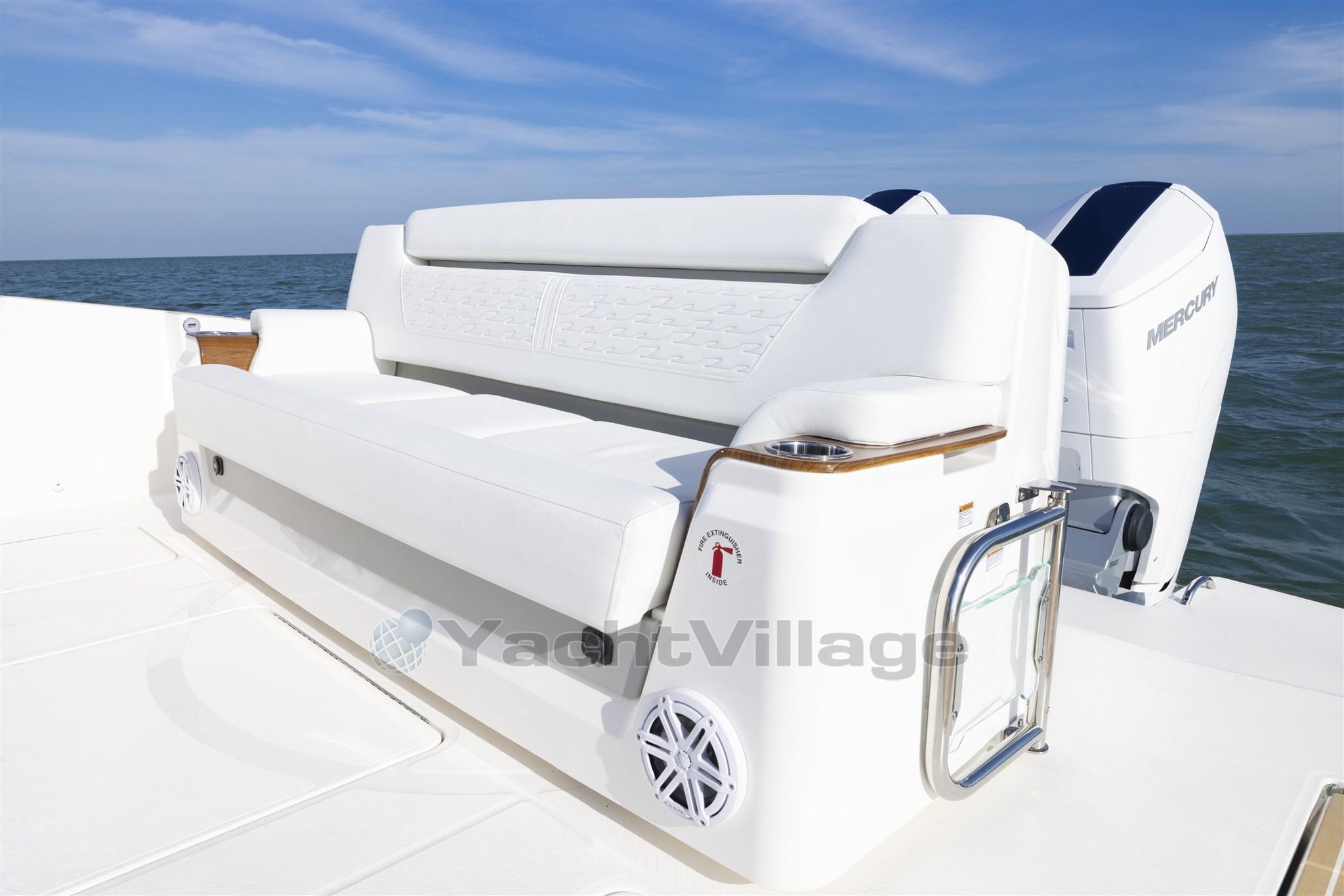 Tiara 39LE cockpit lounge