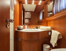 Canados 82 guest bathroom