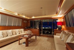 Canados 82 salon to aft