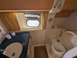 Sarnico 58 guest bathroom