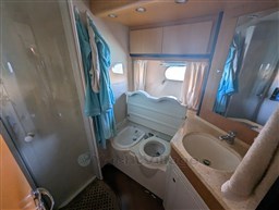 Sarnico 58 owner's bathroom