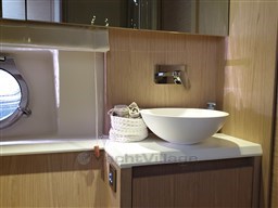 Beneteau MC5 owner's bathroom