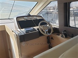 Beneteau MC5 helm station