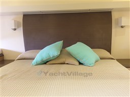 Beneteau MC5 owner's cabin