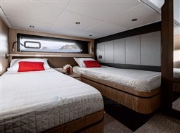 AZIMUT AT 45 twin cabin