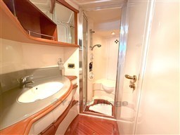 AZIMUT 55 Guest Head detail