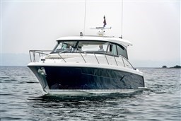 Tiara 48LE bow view