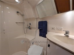 Tiara 3900 Conv. bathroom