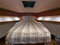 Tiara 3900 Conv. master cabin