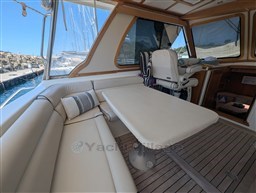 Sabre 42 Express cockpit dinette