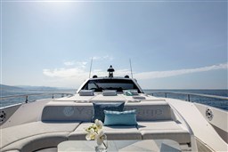 Azimut Verve 48 bow deck