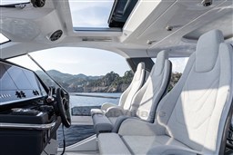 Azimut Verve 48 helm station