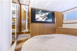 Tiara EX54 owner's cabin detail