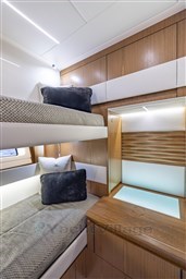 Tiara EX54 guest cabin