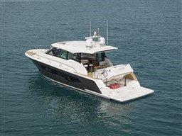 Tiara EX54 aft view