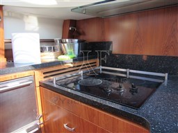 Tiara 5800 Sovran, galley cooktop