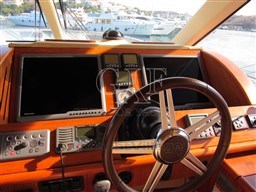 Tiara 5800 Sovran, helm