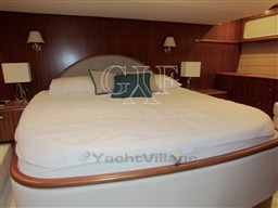 Tiara 5800 Sovran, owner's cabin