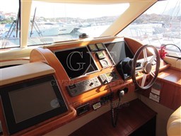 Tiara 5800 Sovran, helm station