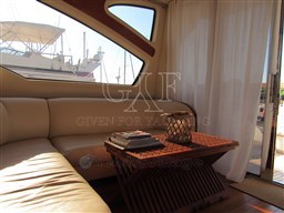 Tiara 5800 Sovran, dinette detail