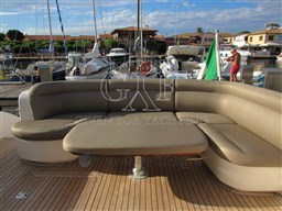 Tiara 5800 Sovran, cockpit dinette