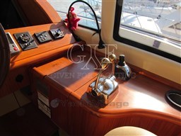 Tiara 5800 Sovran, helm detail