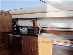 Tiara 5800 Sovran, galley