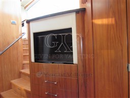 Tiara 5800 Sovran, lower dinette Tv