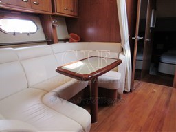 Tiara 5800 Sovran, conv dinette detail
