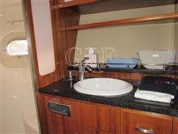 Tiara 5800 Sovran, bathroom detail