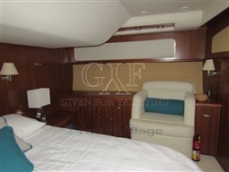 Tiara 5800 Sovran, owner's cabin detail