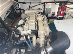 Tiara 3500 Open engine detail.jpg